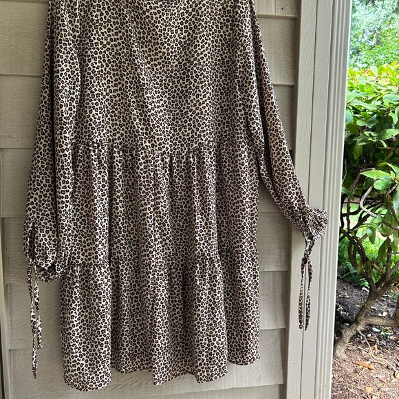 Jade by Jane dress leopard pattern, tiered style tie sleeve hems. USA made - Picture 2 of 4
